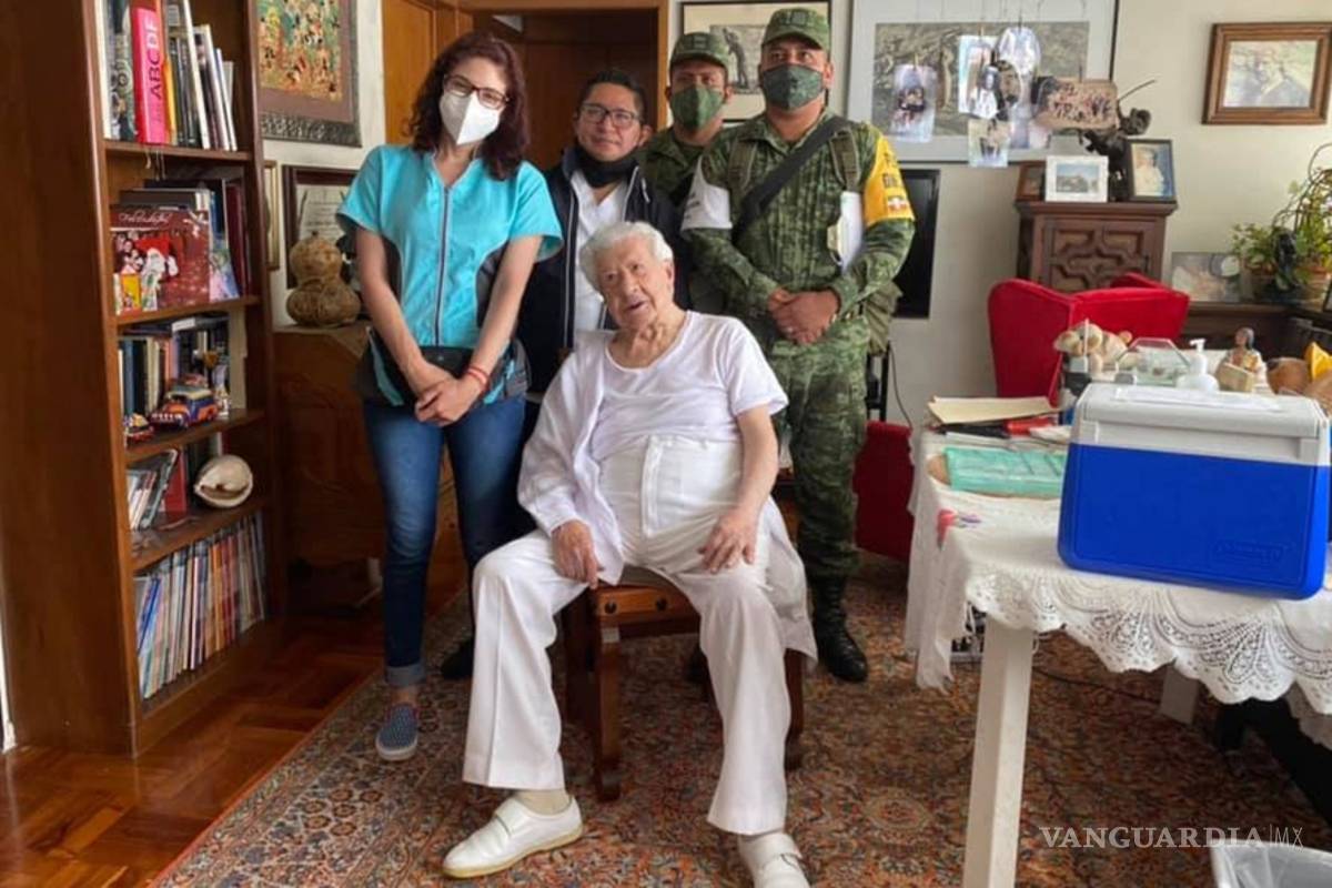 Vacunan a Ignacio López Tarso contra COVID-19 en su casa