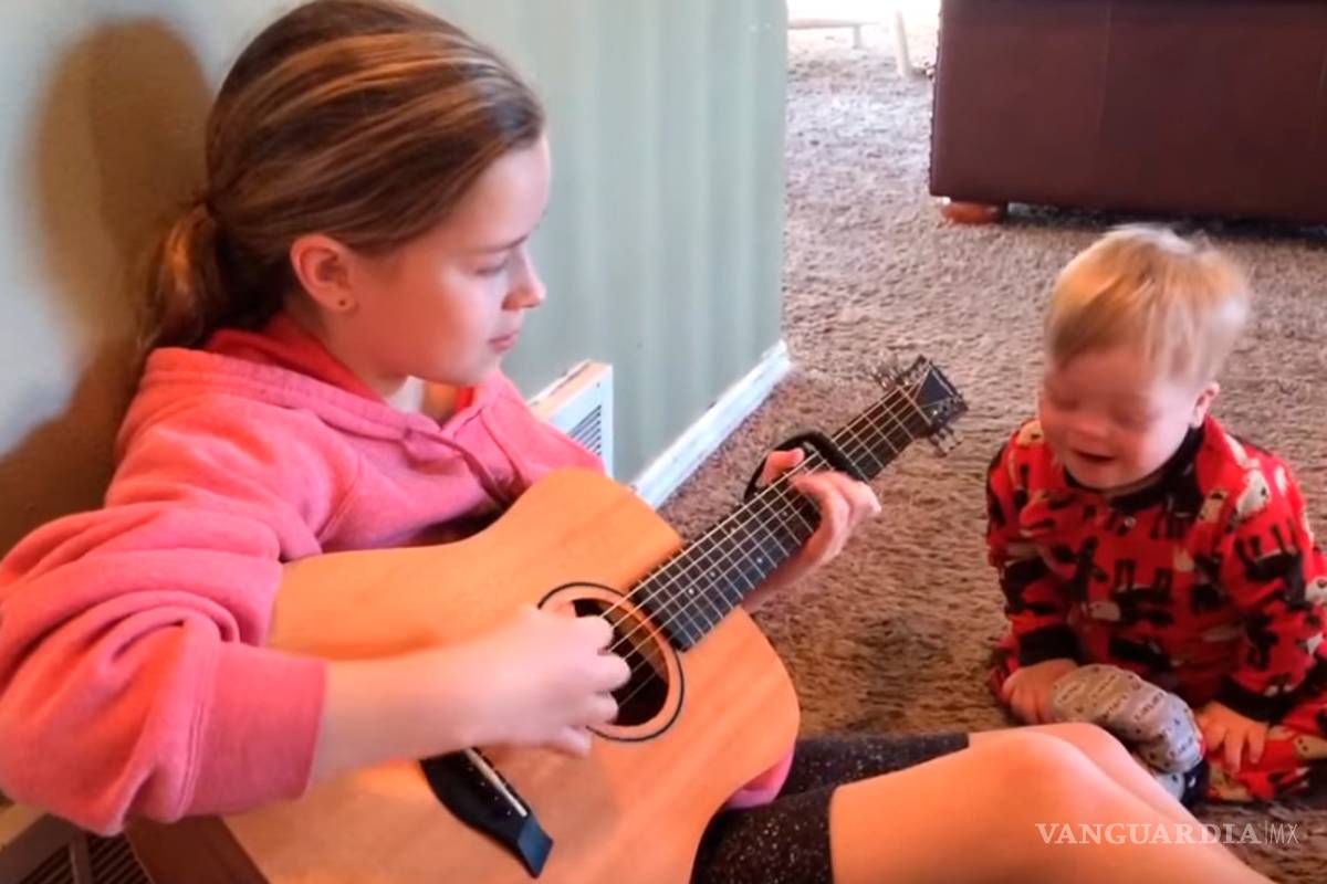 Niño con Síndrome de Down aprende palabras gracias a su hermana y la música