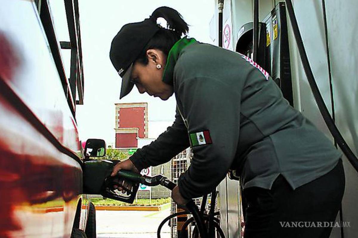 Gasolina mexicana diario sube de precio, pero es más barata que en EU... por ahora