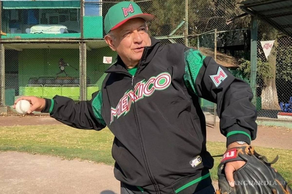 AMLO hace un llamado a ejercitarse este 2021, mientras juega beisbol