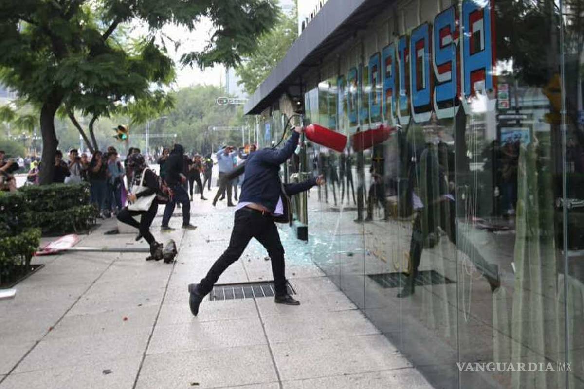 Durante marcha por Ayotzinapa vandalizan inmuebles en Reforma y Juárez