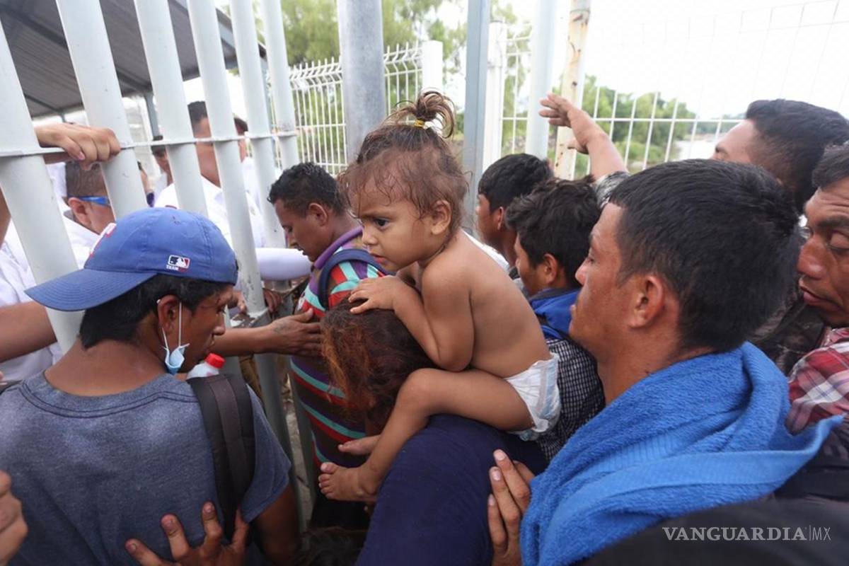 Migrantes guatemaltecos intentaron derribar cerco fronterizo con México (video)