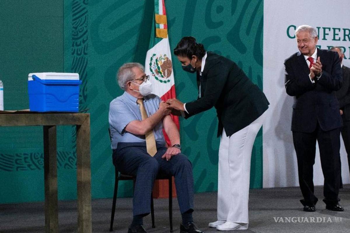 Jorge Alcocer recibe segunda dosis de AstraZeneca; jefa Fabiana invita a los mexicanos a vacunarse
