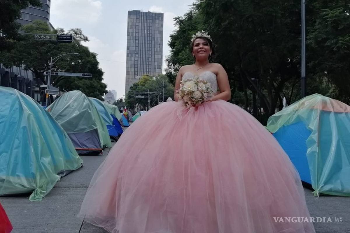Quinceañera se toma foto en pleno mitin de FRENAAA y se hace viral