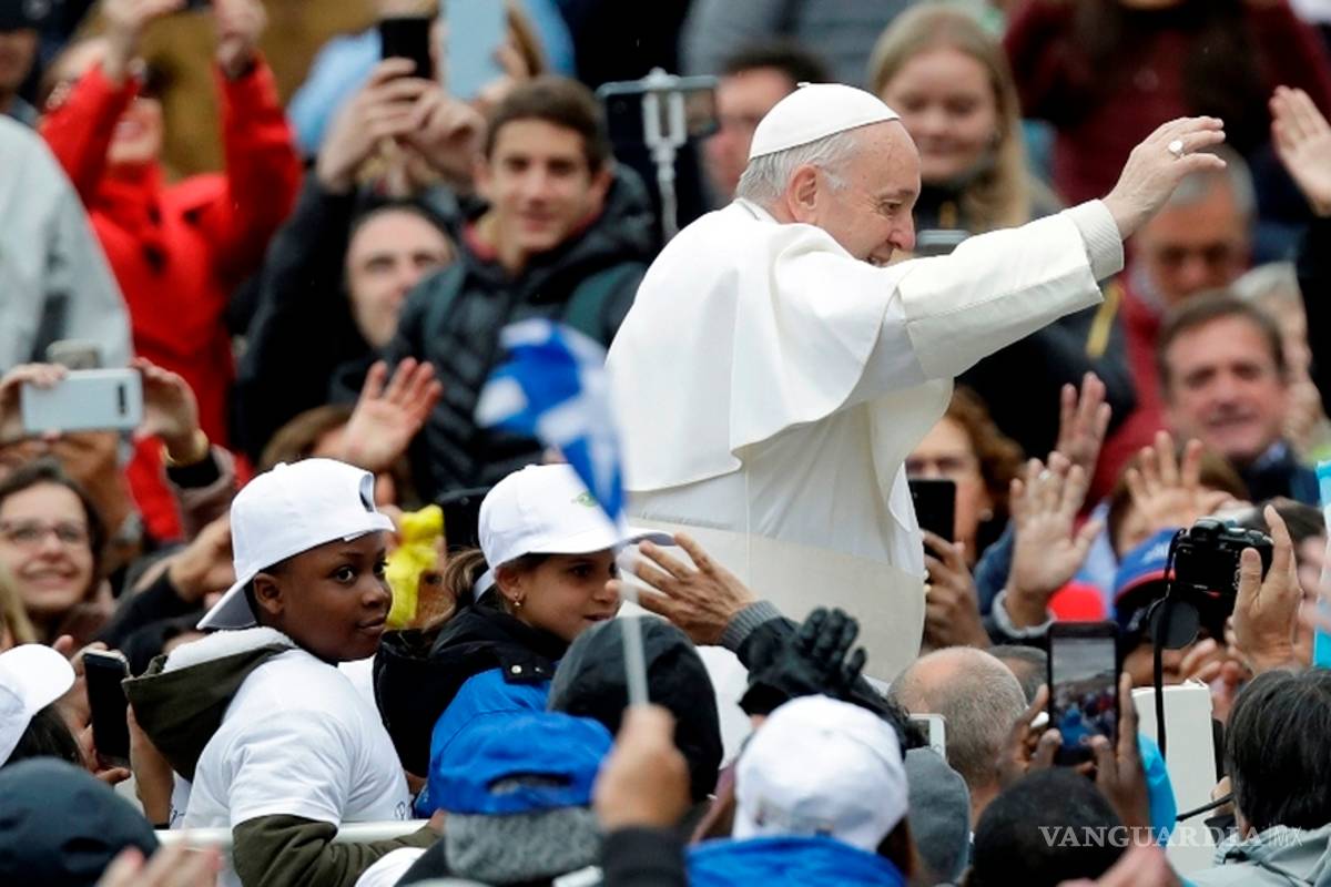 Papa Francisco pasea a niños migrantes en el papamóvil