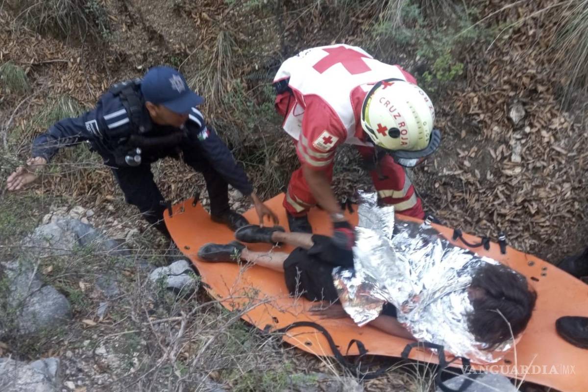 Rescatan a mujer tras pasar la noche en un barranco al caer 40 metros en la Sierra de Zapalinamé