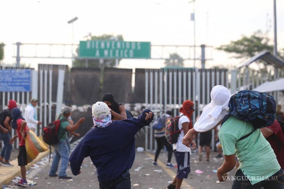 $!Migrantes guatemaltecos intentaron derribar cerco fronterizo con México (video)