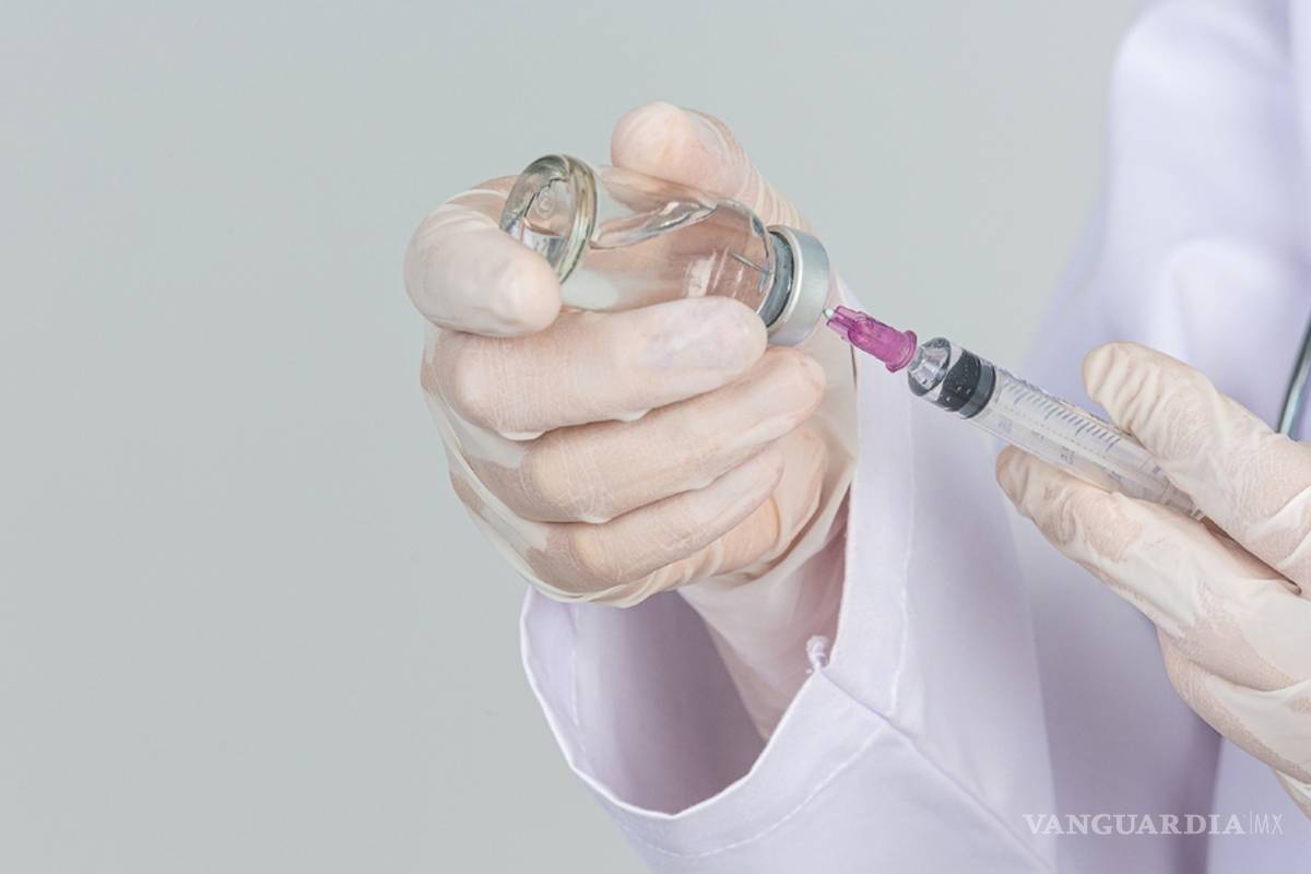 &quot;Vacunarse no significa dejar de usar cubrebocas&quot;, afirma experto