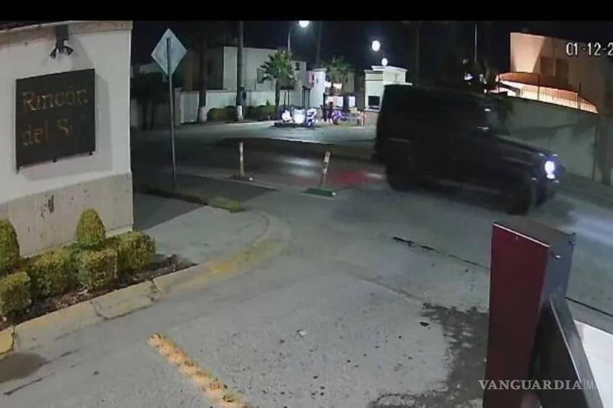 Roban inflable navideño en camioneta de lujo en Torreón