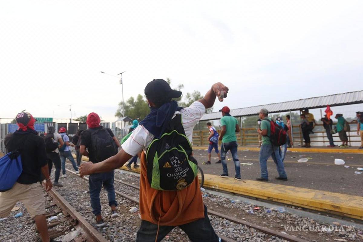 $!Migrantes guatemaltecos intentaron derribar cerco fronterizo con México (video)