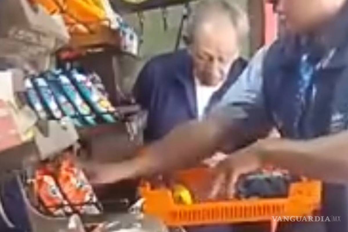 Empleado de Bimbo roba productos a anciano mientras le surte
