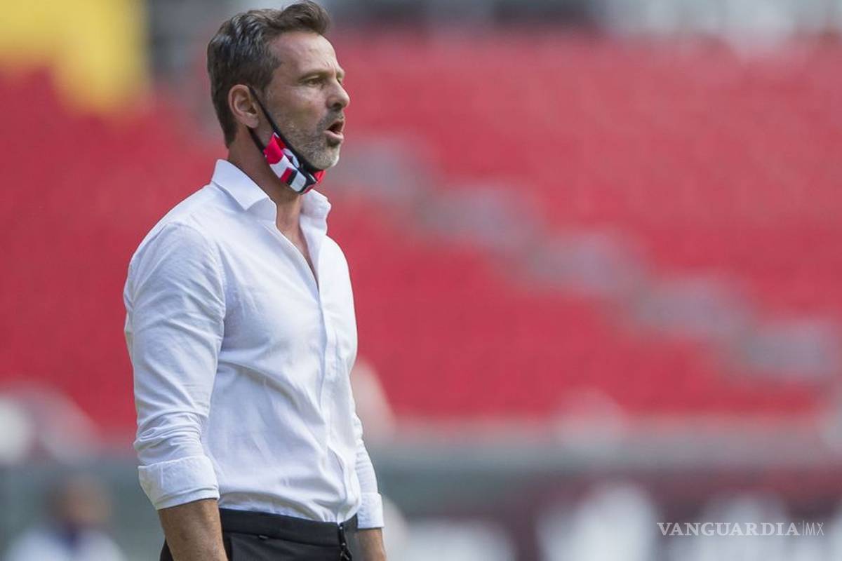 Diego Cocca lanza amenaza a jugadores del Atlas