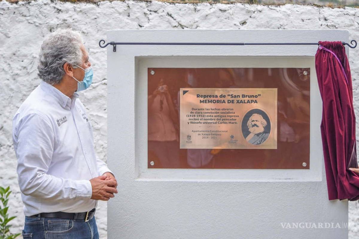 Develan en Xalapa placa dedicada a Karl Marx