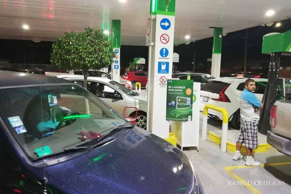 Se desatan compras de pánico en León por supuesto desabasto de gasolina
