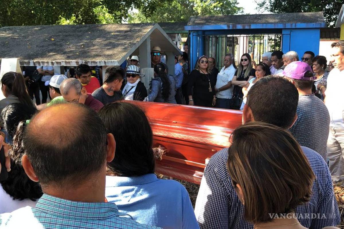 Dan sepultura a víctimas de masacre en Minatitlán, familiares exigen justicia