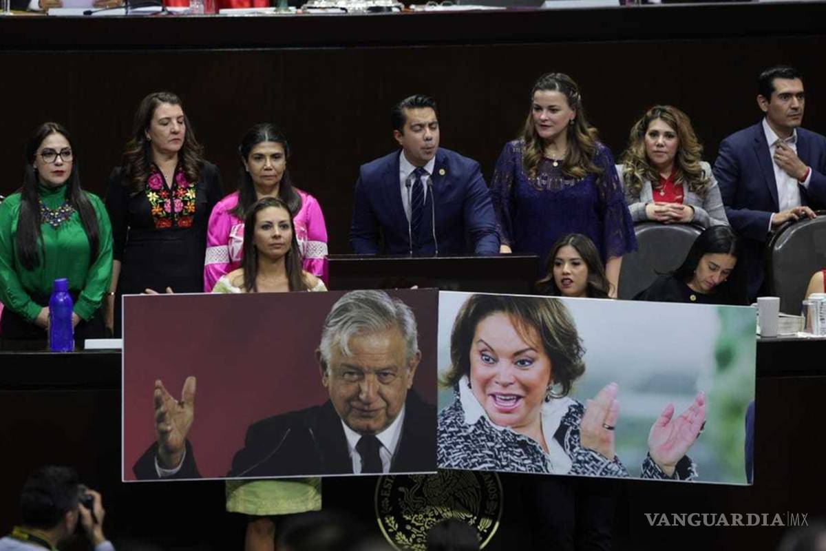 Diputados de PAN protestan en análisis de reforma educativa con fotos de AMLO y Elba Esther