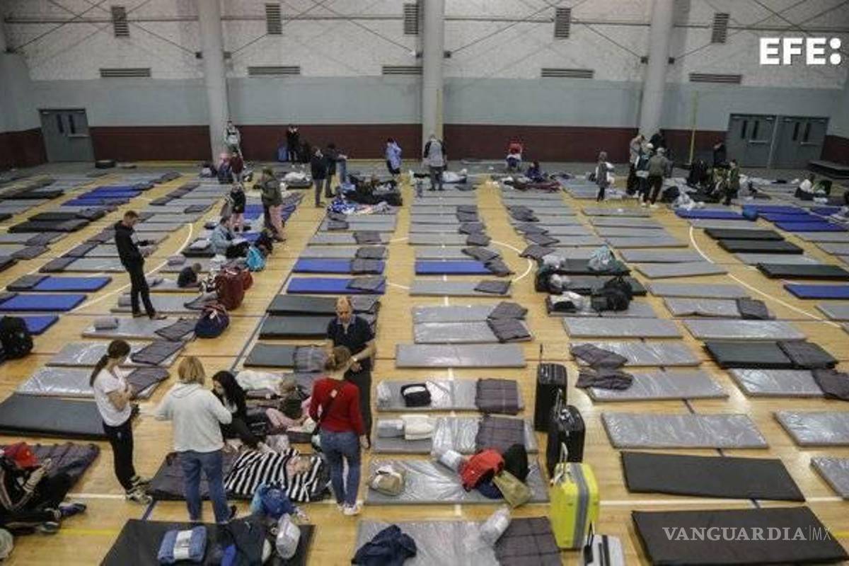 Refugiados ucranianos se quedan en un albergue temporal en Tijuana