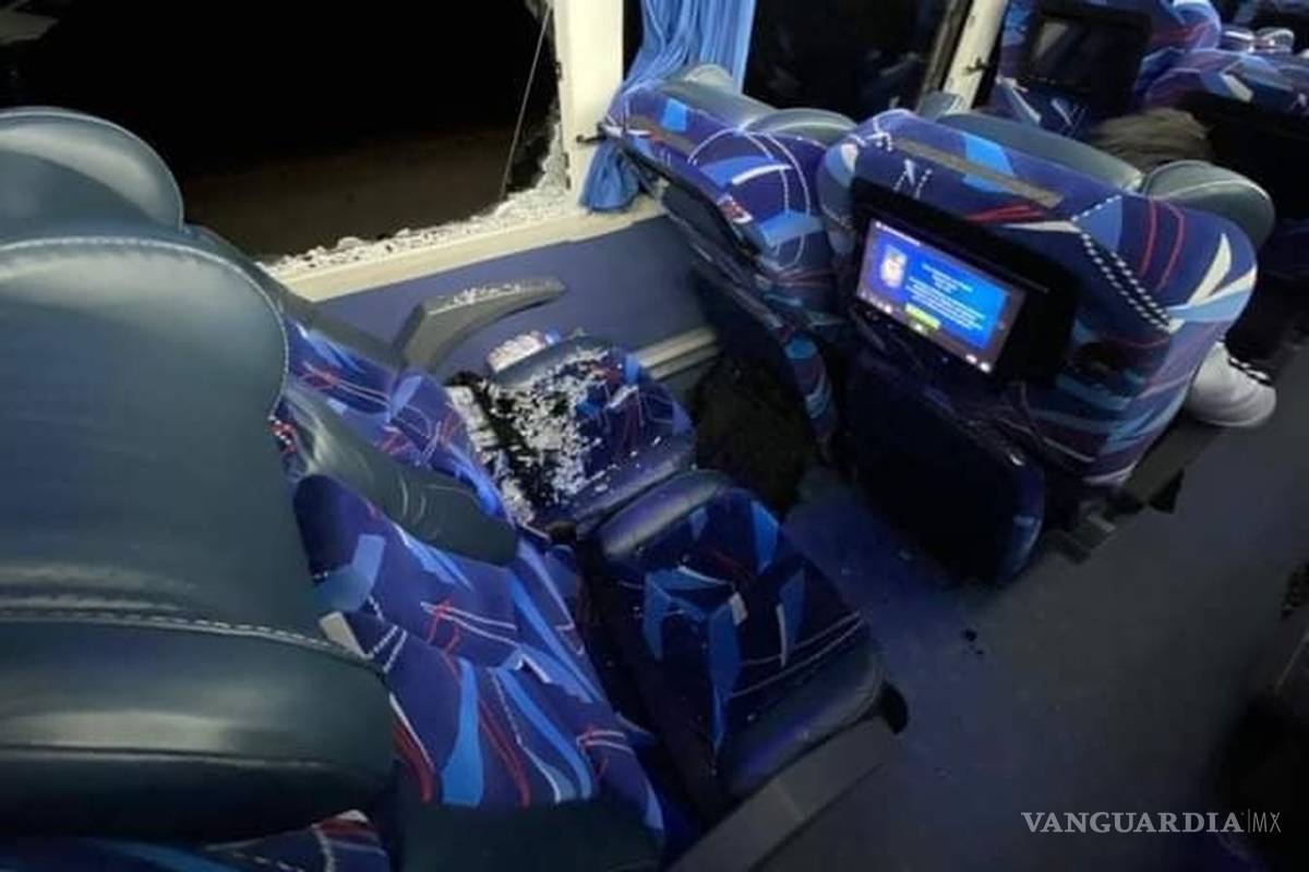 Tras discutir por teléfono, se lanza por ventana de autobús y muere atropellado