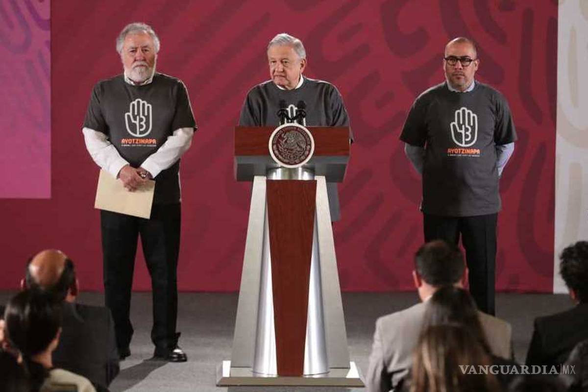 AMLO con playera de los 43 normalistas reitera compromiso con padres de Ayotzinapa