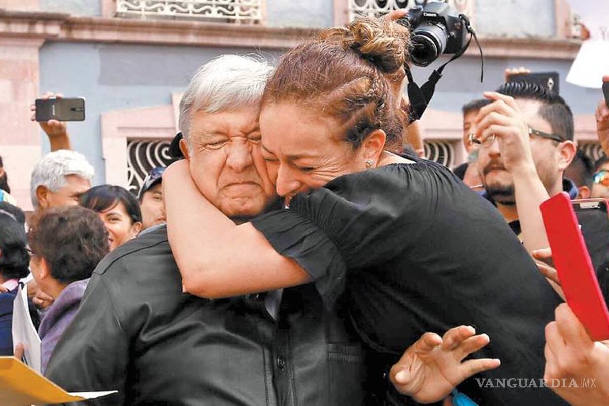 Con todo y coronavirus AMLO seguirá saludando de beso y abrazo