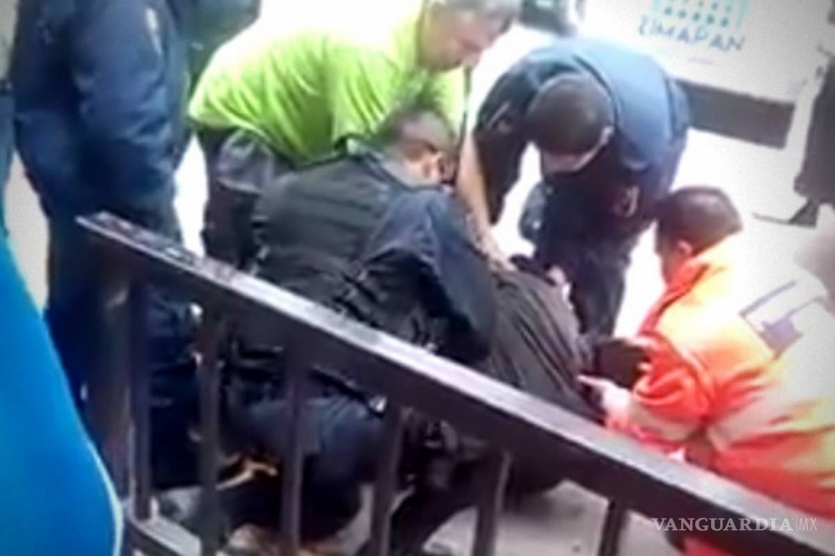 Muere tras ser golpeado por policías (video)