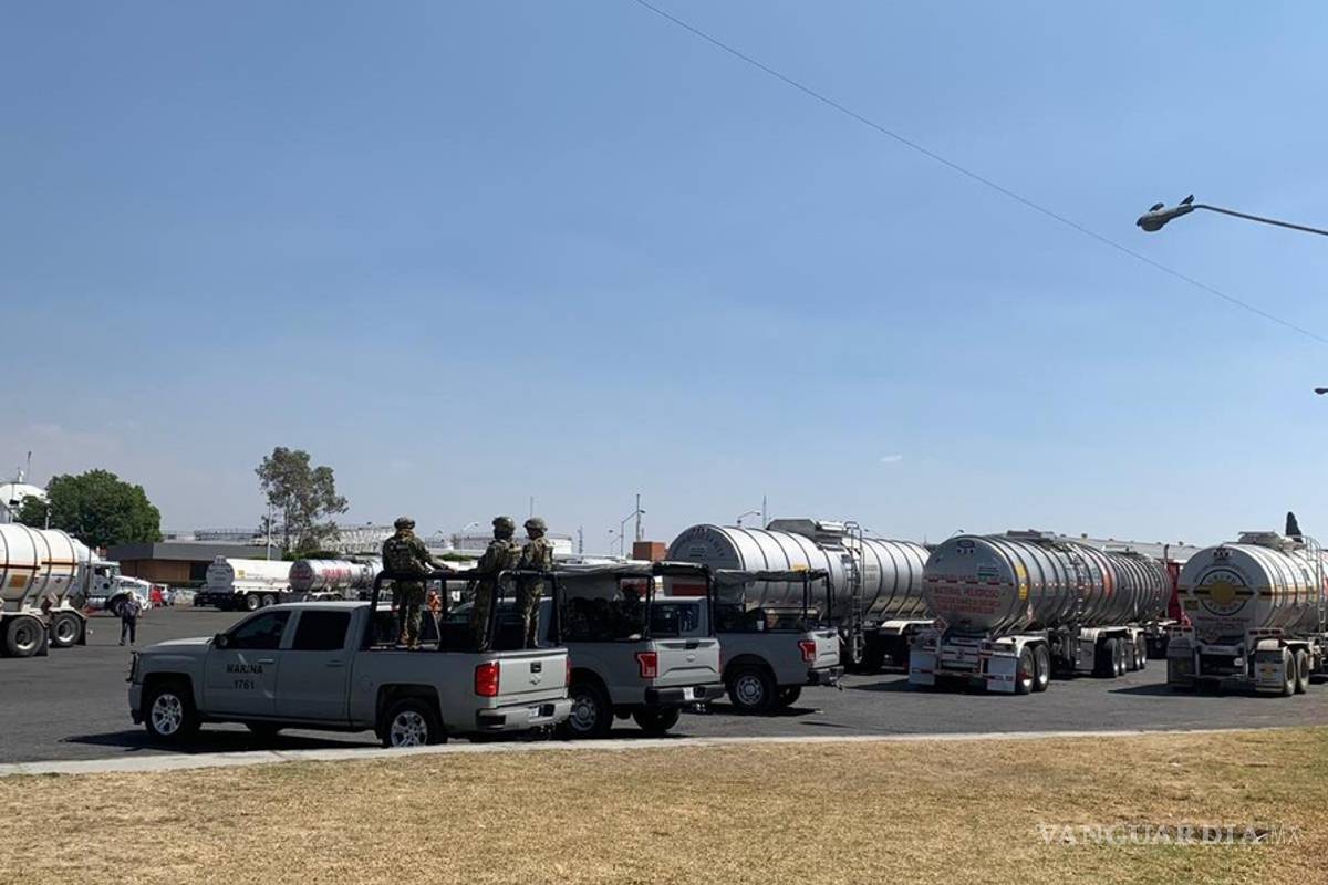 Resguardan elementos de la marina terminal de almacenamiento de Pemex en Puebla