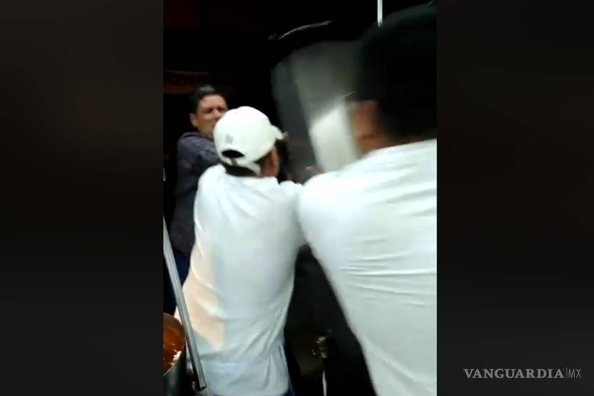 Presunto diputado agrede a taqueros en CDMX y usuarios lo bautizan #LordTaco