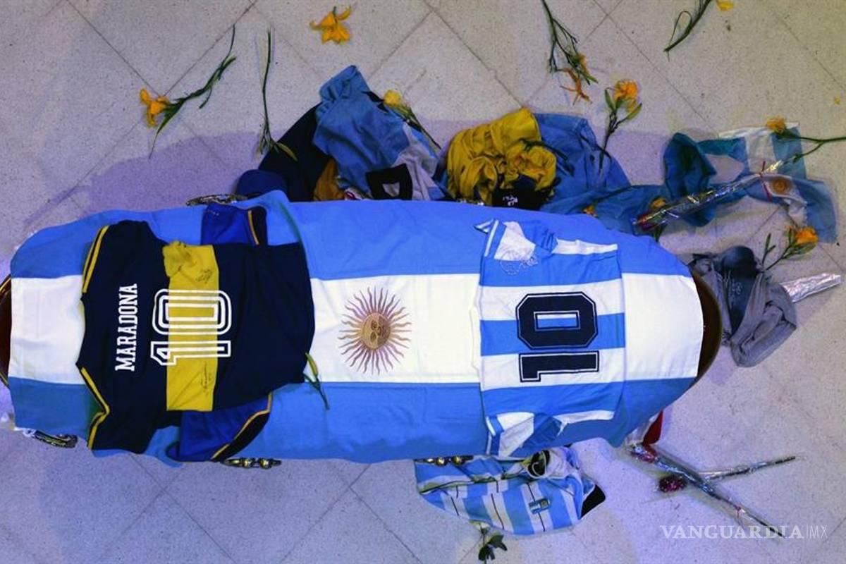 Empleados de funeraria se toman foto con el cadáver de Maradona y difunden el contenido