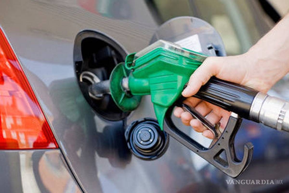 ¿Por qué está bajando el precio de la gasolina en México a 16 pesos en algunos estados?