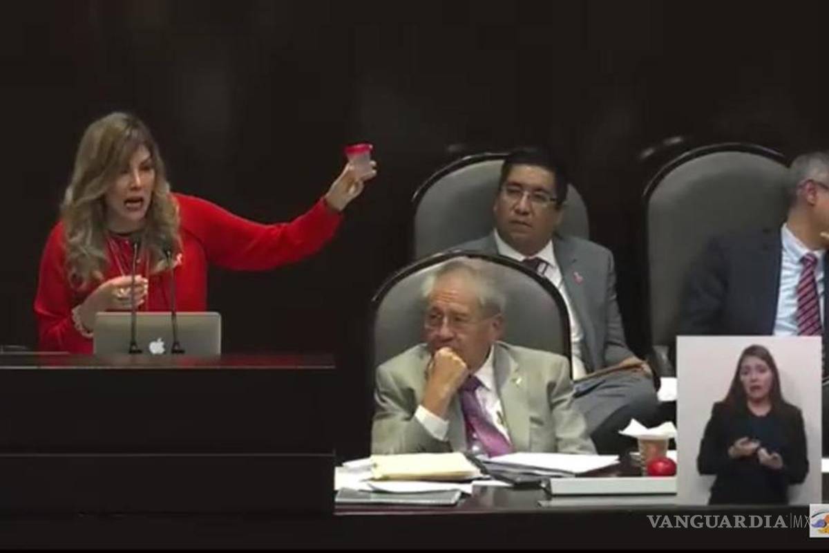 Diputada cuestiona a secretario de Salud por falta de programas contra el dengue y le regala mosquito