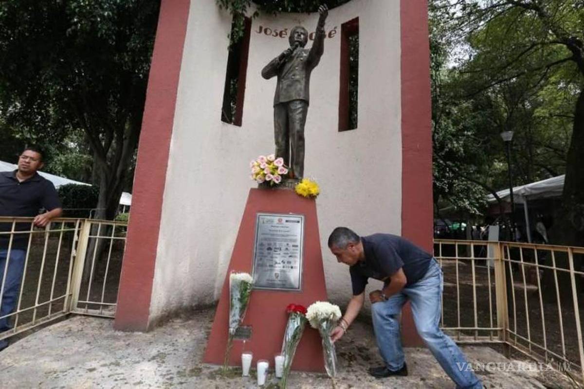 Fans recuerdan a José José frente en estatua de Azcapotzalco
