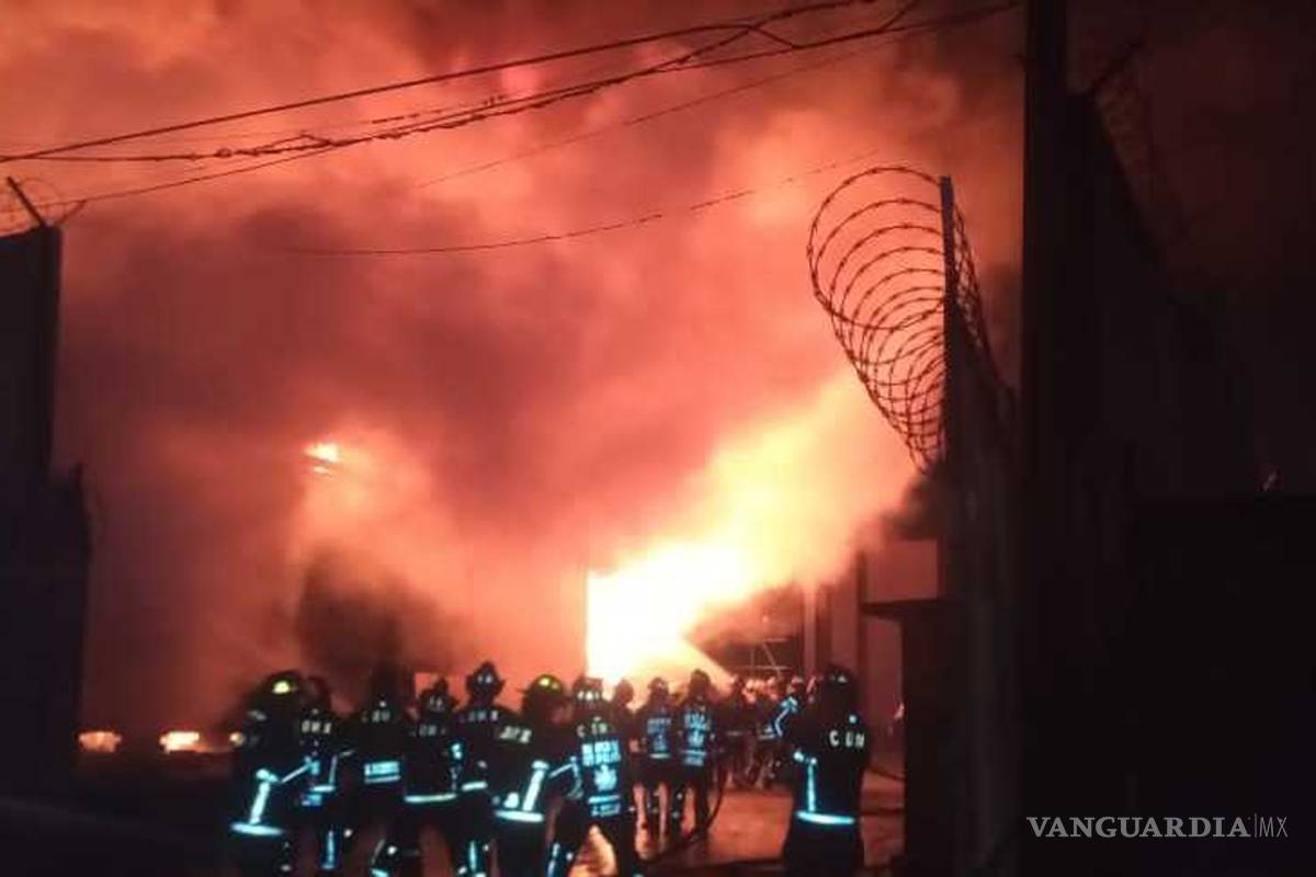 Evacuan a 3 mil personas por incendio de subestación de CFE en Santa Martha Acatitla; hay 10 intoxicados
