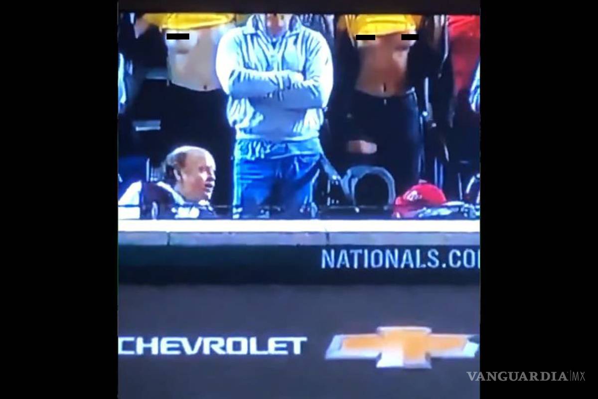Aficionadas distraen a pitcher de los Astros...¡mostrando sus senos!