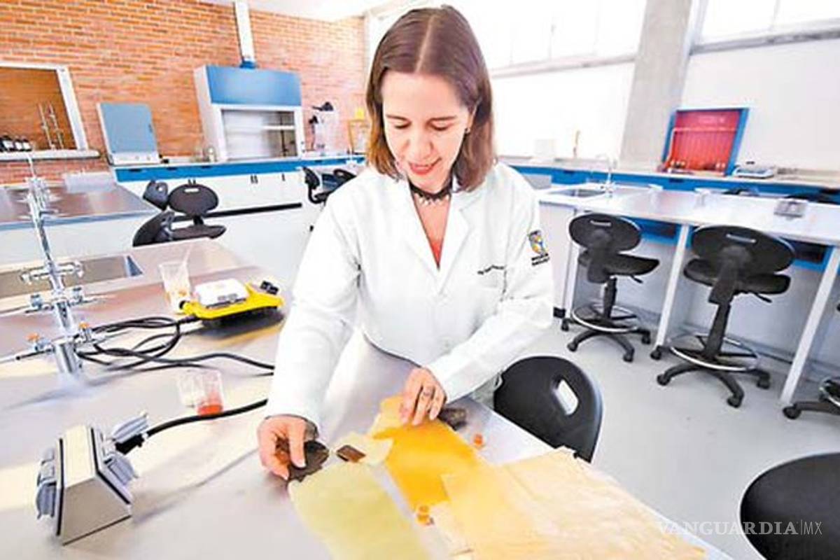 Científica mexicana crea plástico biodegradable con jugo de nopal