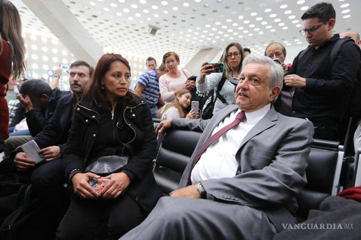 Activista intercepta a AMLO en aeropuerto y pide apoyar a migrantes en Tijuana