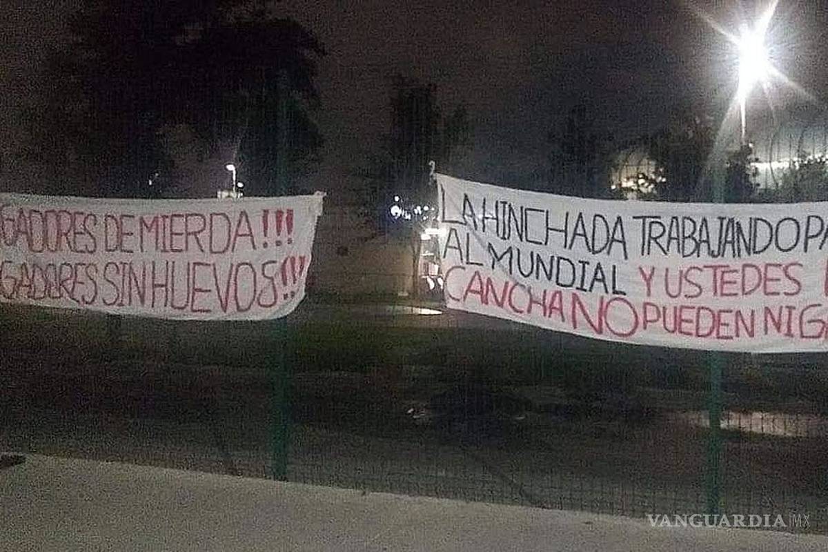 Afición de Rayados cuelga mantas contra jugadores