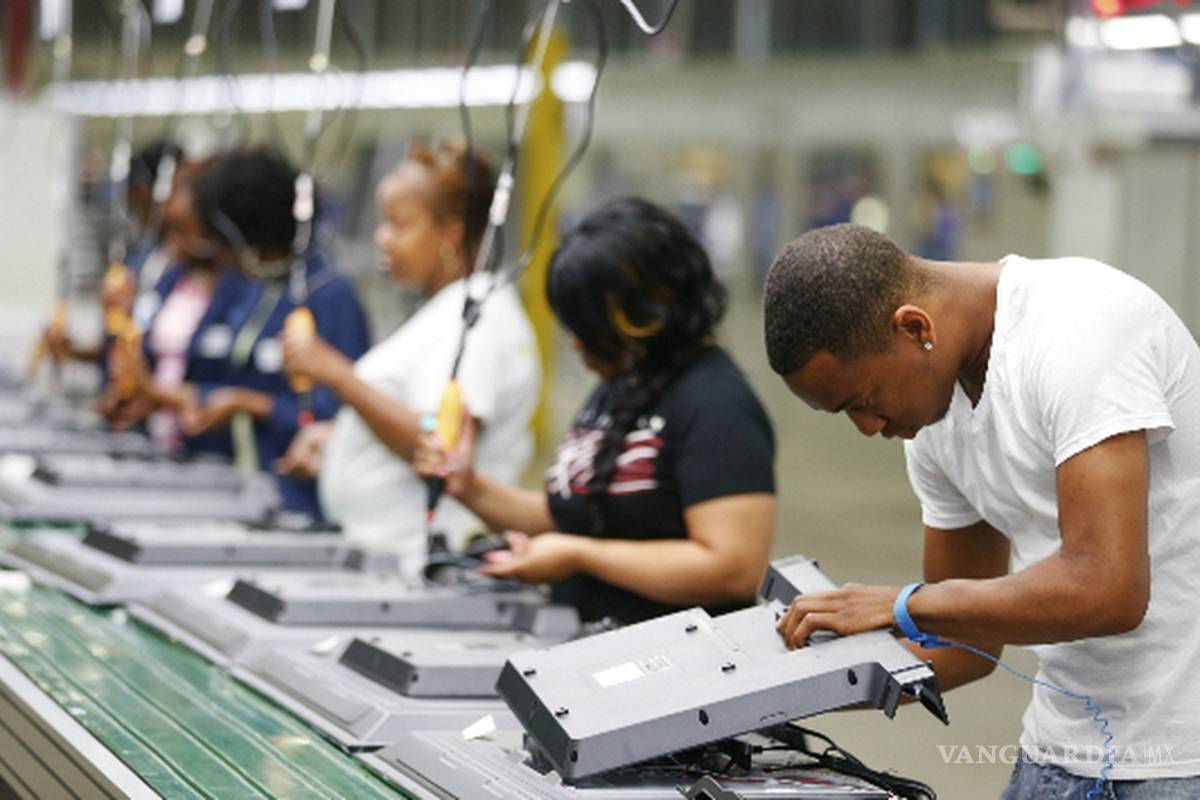 Más de 900 mil personas regresan a sus lugares de trabajo en EU pese a COVID-19