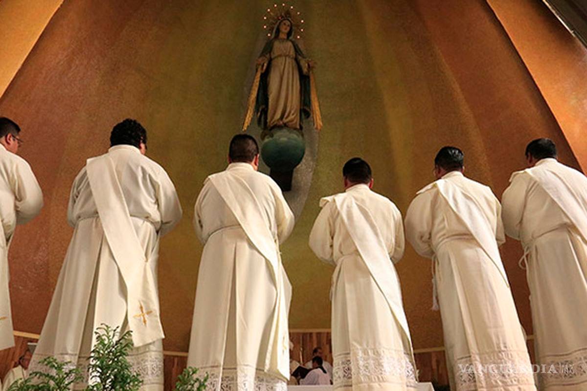Iglesia pide vacunar a sacerdotes contra COVID, los compara con médicos