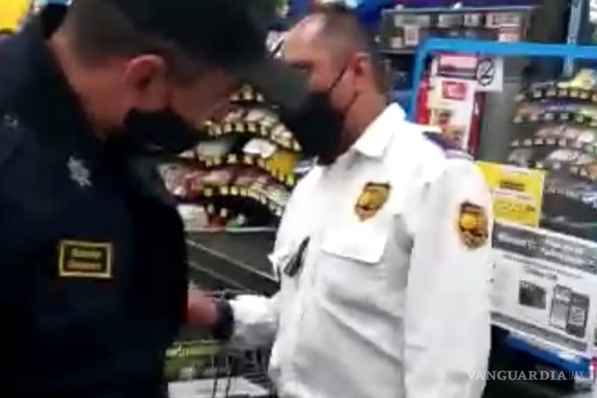 Empleados de tienda detienen a policía que pretendía robar mercancía en Nezahualcóyotl
