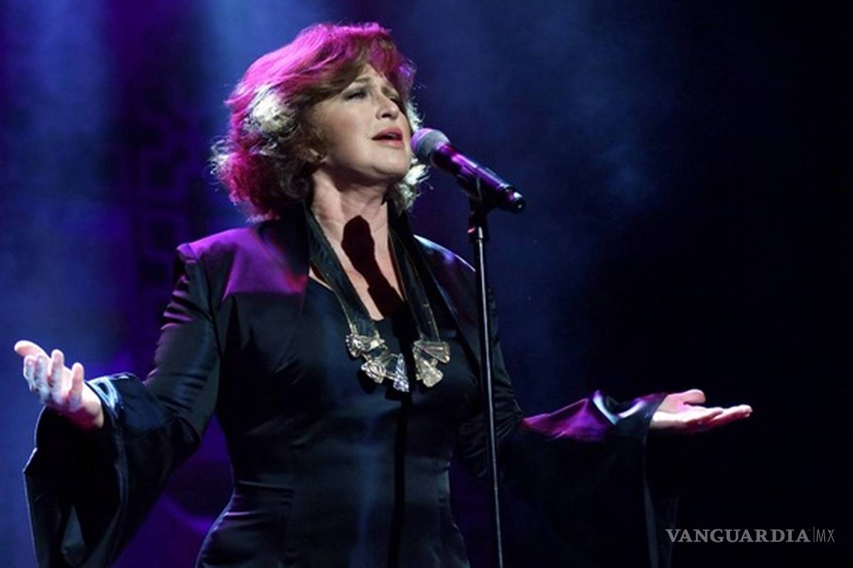 Angélica María da un mal paso y cae sobre una bocina durante concierto