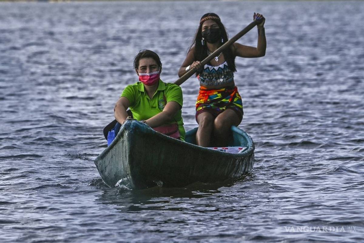 Maestra viaja en canoa para llevar educación a niños indígenas en Panamá