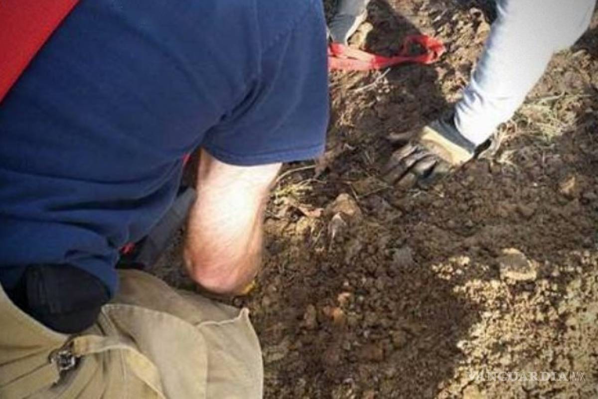 Entierran vivo a compañero de escuela por el amor de una joven