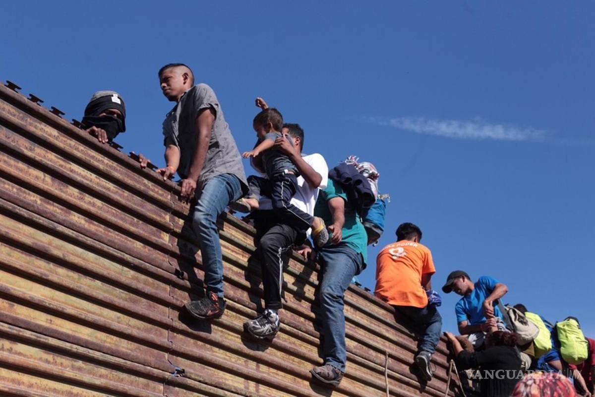 México deporta a 98 migrantes por violencia en frontera en Tijuana