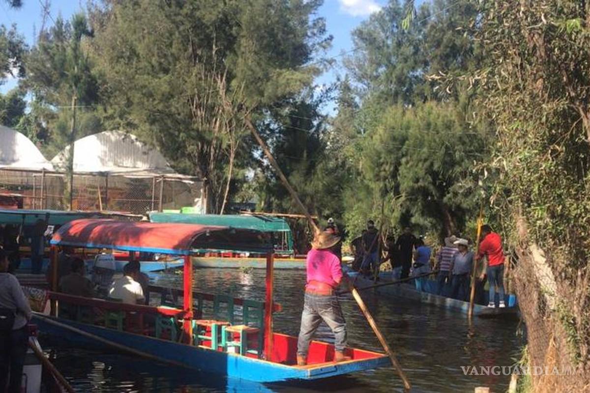 Prohíben venta y consumo de alcohol en trajineras de Xochimilco tras muerte de joven