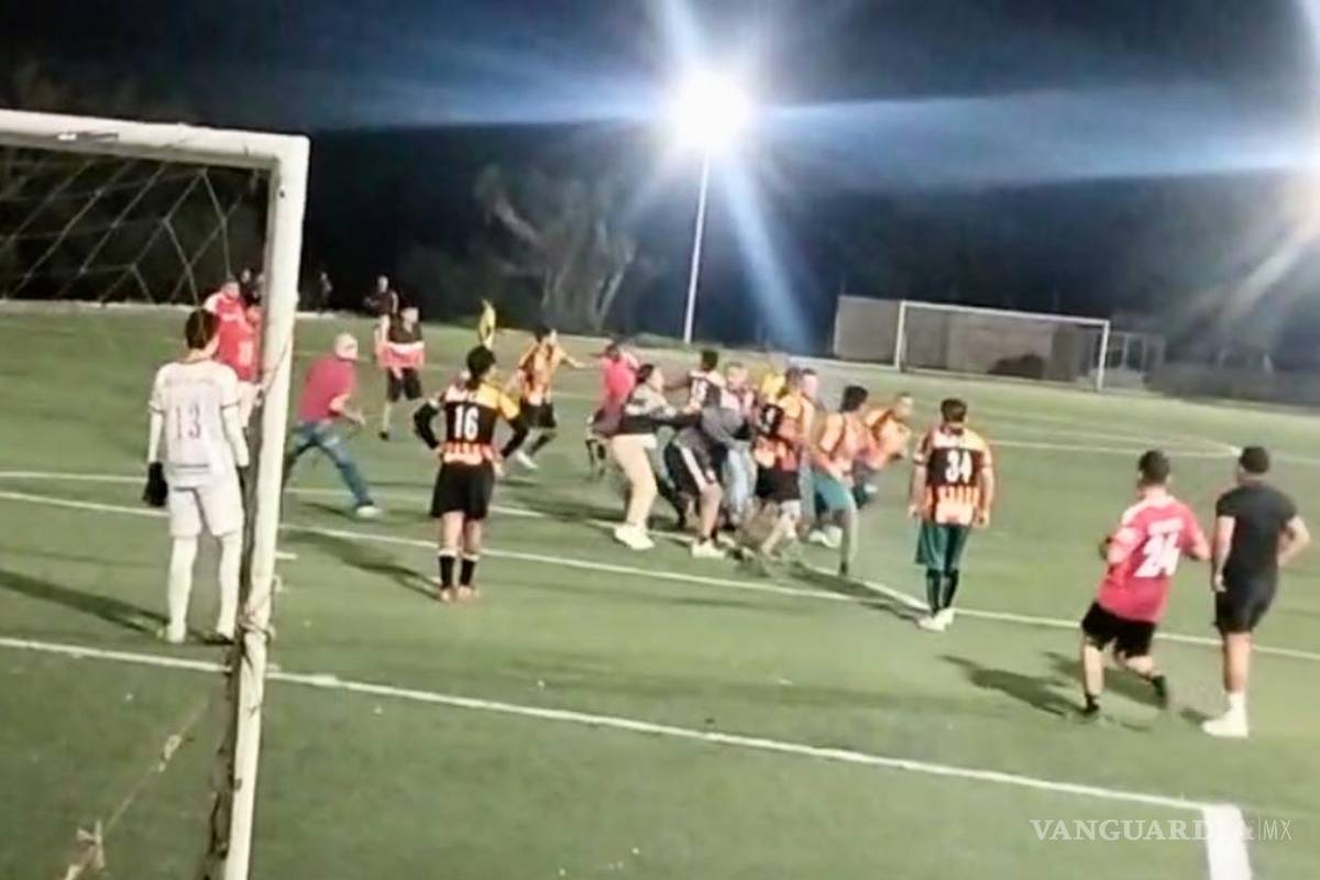 Riña entre jugadores interrumpe partido en campo Santo Madero, en Parras (video)