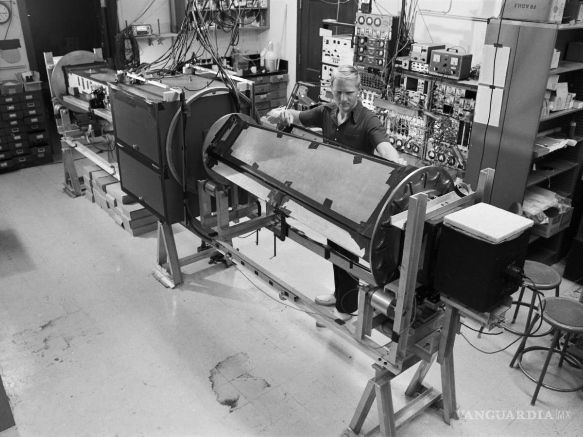 $!John Clauser con un experimento de mecánica cuántica para probar el teorema de Bell en Berkeley, California el 07 de noviembre de 1975.