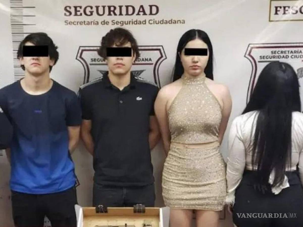 $!Les encontraron entre las pertenencias de los jóvenes un arma de fuego marca Glock calibre 9 milímetros con un cargador