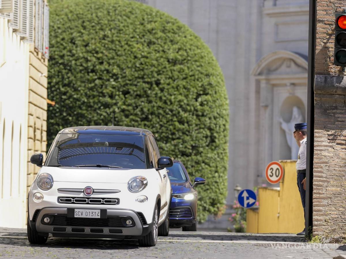 $!El auto que traslada al papa Francisco al hospital policlínico universitario Agostino Gemelli abandona el Vaticano.