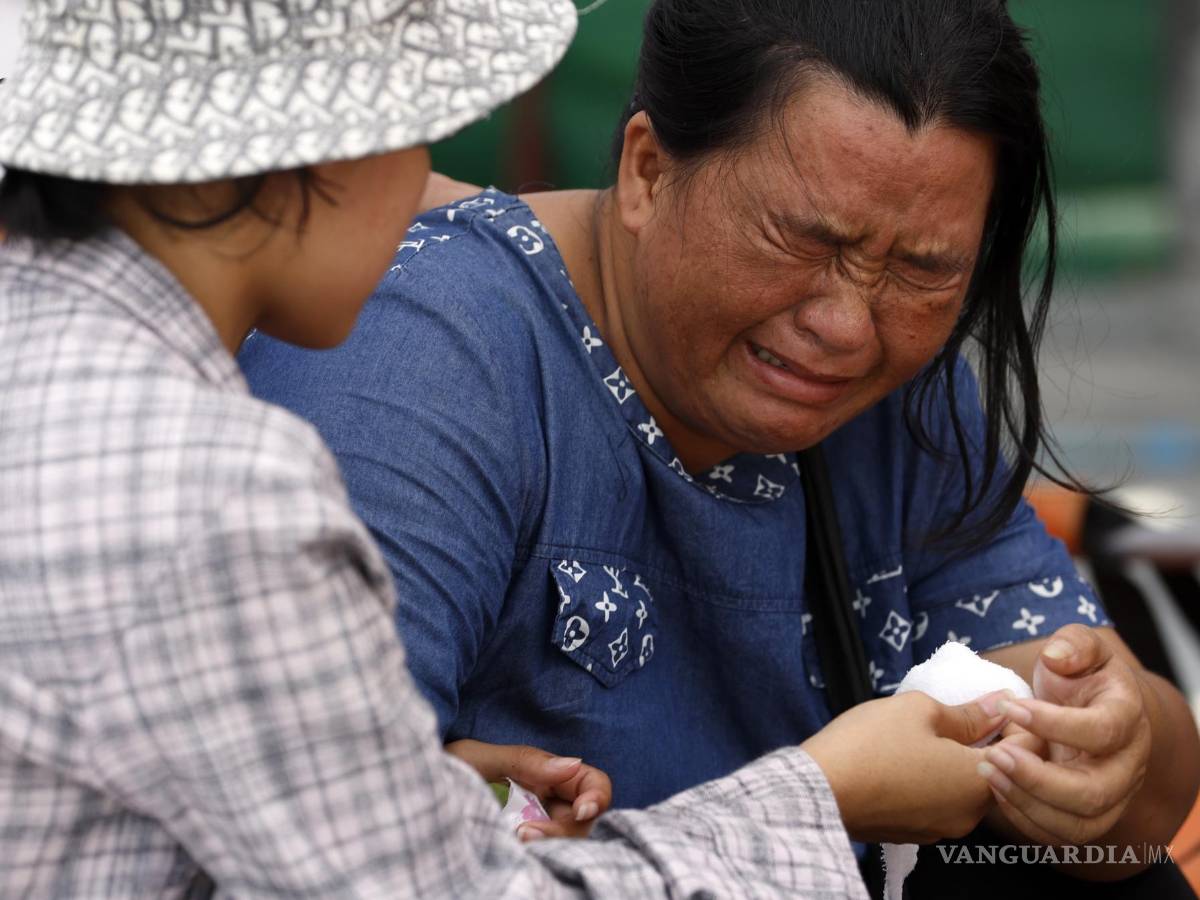 $!Una familiar reacciona mientras espera durante una operación de búsqueda en el lugar de un edificio derrumbado, tras un terremoto en Bangkok, Tailandia.
