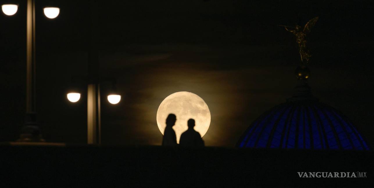 $!Dos personas observan la salida de la luna llena junto a la cúpula de la Academia de Bellas Artes en Desden. Durante un fenómeno de la “ Strawberry Moon”.
